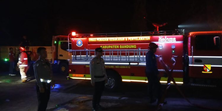 Polisi Selidiki Penyebab Kebakaran Pabrik Tekstil di Cikancung, Bandung