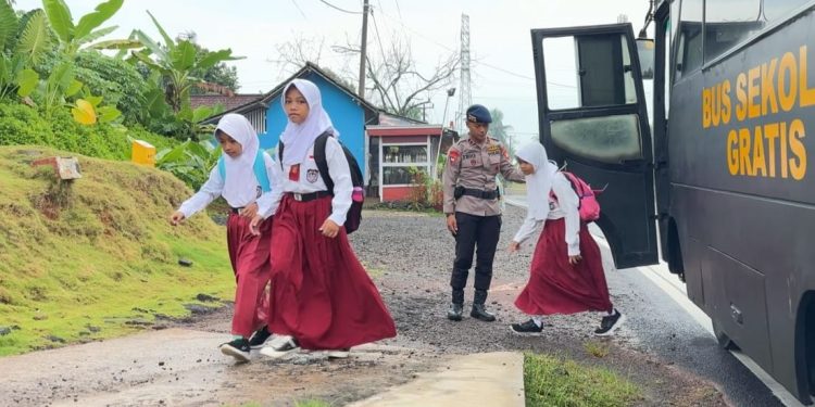 Brimob Polda Jabar Hadirkan Bus Sekolah Gratis di Tasikmalaya, Wujud Kepedulian untuk Generasi Muda