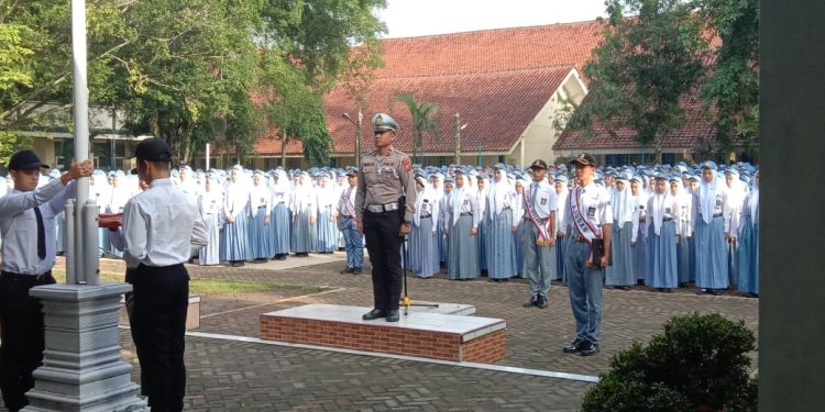 Panit Lantas Polsek Banjar Jadi Pembina Upacara di SMAN 1 Banjar, Ingatkan Pelajar Tertib Lalu Lintas
