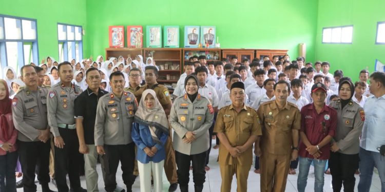 Polresta Cirebon Gelar Police Goes To School di SMPN 2 Gempol: Edukasi Pelajar untuk Mewujudkan Generasi Emas dan Cegah Kenakalan Remaja