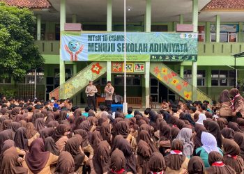 Polsek Banjarsari Polres Ciamis Lakukan Edukasi Bahaya Kenakalan Remaja di MTs Negeri 10 Ciamis