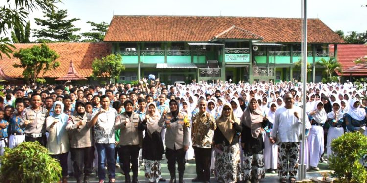 Polresta Cirebon Gelar Police Goes To School di SMPN 1 Sumber, Edukasi Pelajar Cegah Kenakalan Remaja