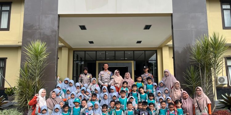 Keceriaan Siswa TK IT Uswatun Hasanah Warnai Mapolres Banjar dalam Edukasi Keselamatan Lalu Lintas Operasi Zebra Lodaya 2025
