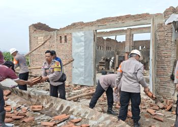 Pasca Puting Beliung di Desa Slangit, Brimob Polda Jabar Bergerak Cepat Bersihkan Puing dan Pohon Tumbang