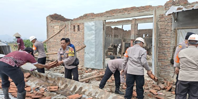 Pasca Puting Beliung di Desa Slangit, Brimob Polda Jabar Bergerak Cepat Bersihkan Puing dan Pohon Tumbang