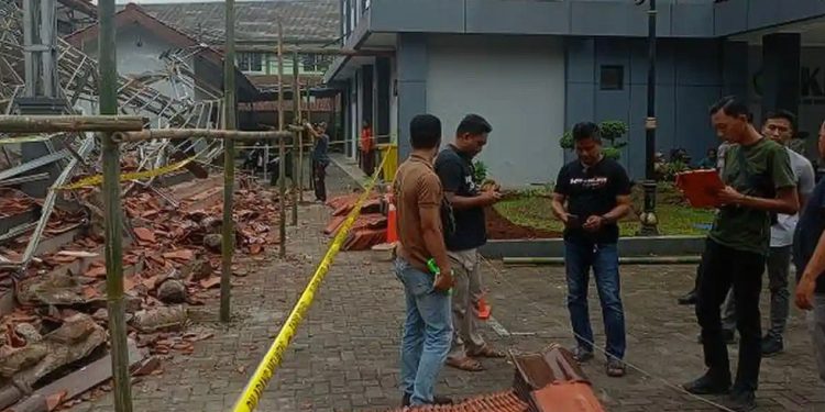 Gazebo Unsil Roboh dan Lukai 18 Mahasiswa, Polres Tasikmalaya Kota Selidiki Konstruksi dan Pasang Garis Polisi