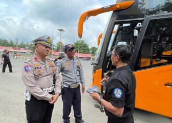Cegah Fatalitas Kecelakaan, Polres Purwakarta Gelar Rampcheck Angkutan Umum dan Tes Kesehatan Pengemudi di Cikopo