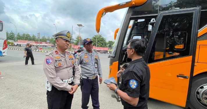 Cegah Fatalitas Kecelakaan, Polres Purwakarta Gelar Rampcheck Angkutan Umum dan Tes Kesehatan Pengemudi di Cikopo