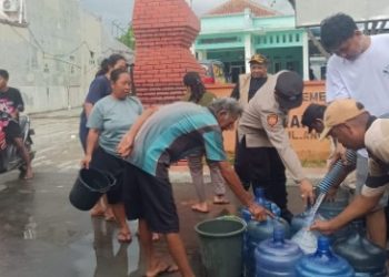 Air Sumur Keruh Akibat Banjir, Polresta Cirebon Kirim 9.000 Liter Air Bersih ke Warga Waled Cirebon