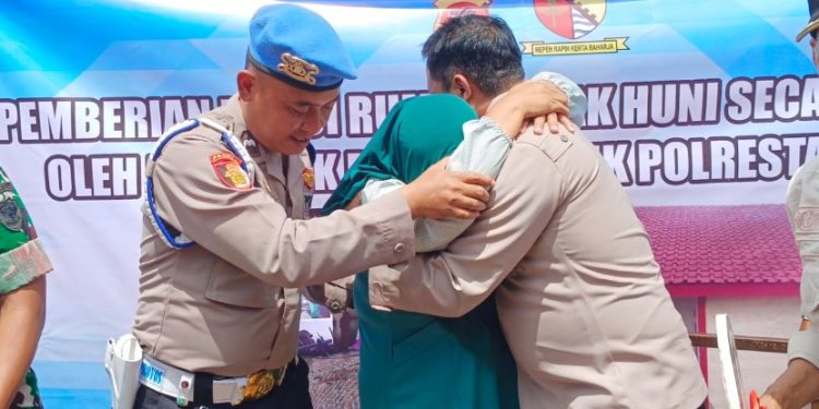 Wujudkan Harapan dan Kesejahteraan, Polsek Pameungpeuk Resmikan Kembali Rumah Baru Program Bedah Rutilahu untuk Warga Kurang Mampu