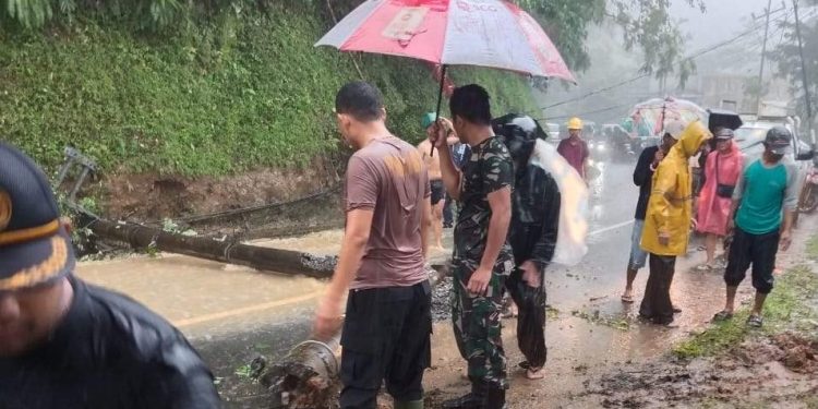 Tebing Ambruk dan Tiang Listrik Tumbang, Polsek Cisompet dan Warga Gotong Royong Buka Akses Jalan Garut–Cisompet