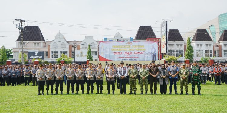 Kapolri Serahkan 10.000 Rompi ‘Jaga Warga’ di Jogja, Tegaskan Kolaborasi Polri dan Kearifan Lokal Kunci Kamtibmas Damai