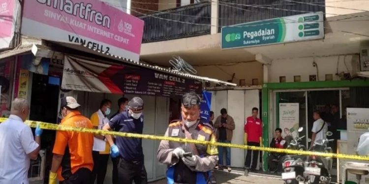 Polisi Olah TKP Penemuan Mayat Pria di Konter Ponsel Sukajadi Bandung