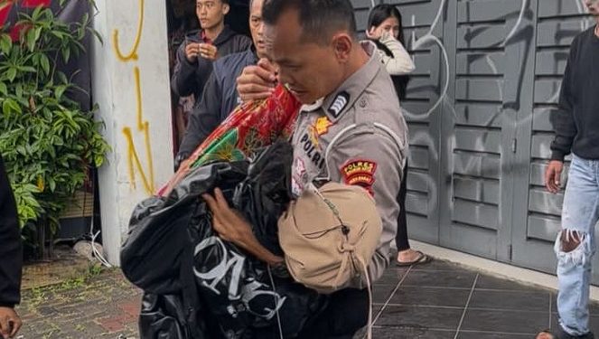 Aksi Heroik Bripka Samsu : Pingsan Mendadak Dekat SIM Keliling, Perawat Asal Bekasi Dibawa ke RS Pakai Ambulans