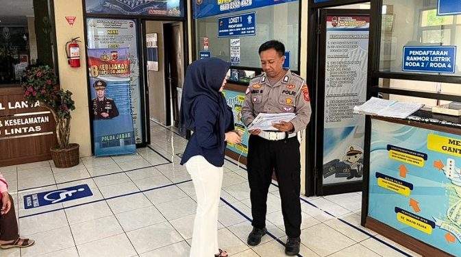 Ciptakan Komunikasi Sersan (Serius tapi Santai), Satlantas Polres Sumedang Gencarkan ‘Polantas Menyapa’
