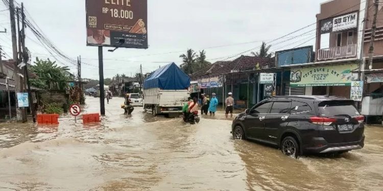 Dampak Banjir Sungai Citanduy, 50 Personel Polres Pangandaran Turun Tangan Atasi Kemacetan
