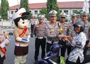 Peringati Hari Guru Nasional, Satlantas Polres Majalengka Bagikan Cokelat dan Helm untuk Para Guru