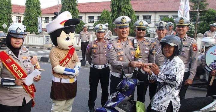 Peringati Hari Guru Nasional, Satlantas Polres Majalengka Bagikan Cokelat dan Helm untuk Para Guru
