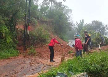 Aksi Cepat Tanggap Polsek Banjarwangi dan Warga: Bersihkan Longsor di Jalan Cikajang-Banjarwangi Agar Lalin Normal Kembali
