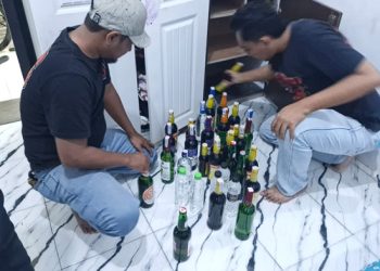 Perangi Kriminalitas, Polresta Cirebon Sita Puluhan Botol Miras di Plered