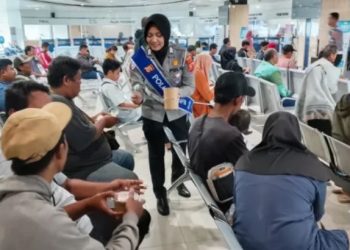 Pelayanan Humanis, Wajib Pajak di Samsat Karawang Dapat Sarapan Gratis dari Polantas