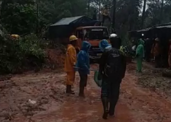 Longsor Tutup Jalur Pameungpeuk-Garut, Polres Garut Gerak Cepat Atur Lalu Lintas