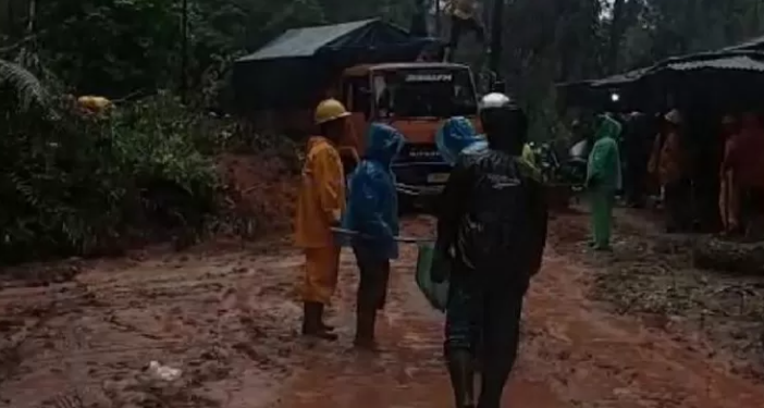 Longsor Tutup Jalur Pameungpeuk-Garut, Polres Garut Gerak Cepat Atur Lalu Lintas