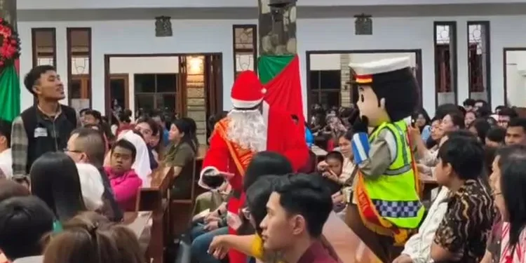 Sisi Humanis Polri: Polisi Berkostum Sinterklas Tebar Kebahagiaan di Gereja-Gereja Kota Sukabumi