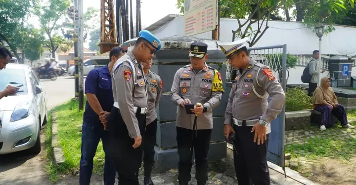 Hadir Berikan Rasa Aman, Kapolres Cirebon Kota Pantau Langsung Pengamanan Ibadah Natal