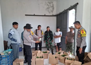 Jaga Kamtibmas Nataru, Aparat Gabungan Pasirwangi Sita Puluhan Botol Miras Ilegal
