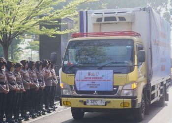 Polda Jabar Berangkatkan 9 Truk Bantuan Kemanusiaan untuk Korban Bencana Sumatera