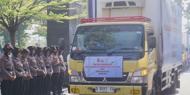 Polda Jabar Berangkatkan 9 Truk Bantuan Kemanusiaan untuk Korban Bencana Sumatera