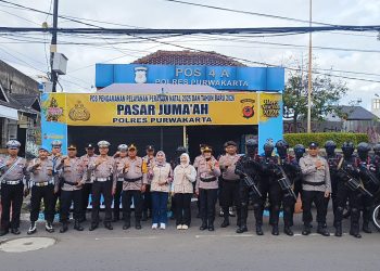 Perkuat Pengamanan Nataru, Satbrimob Polda Jabar Gelar Patroli Dialogis di Gereja dan Pusat Keramaian Purwakarta