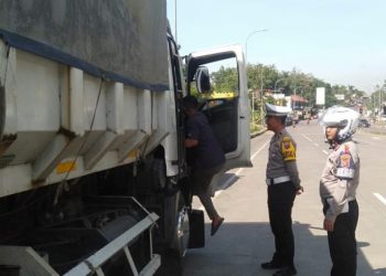 Urai Kepadatan Nataru, Satlantas Polres Sumedang Batasi Operasional Kendaraan Sumbu Tiga