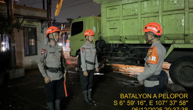 Brimob Jabar Sigap Patroli Banjir di Bojongsoang, Prioritaskan Keselamatan Warga