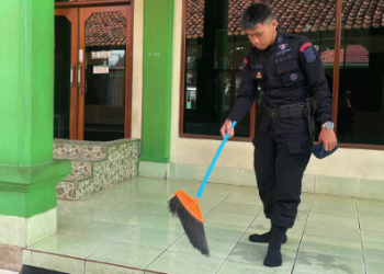Brimob Polda Jabar Gelar Bakti Sosial Bersihkan Masjid Besar Rancaekek