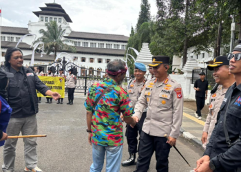 Kapolrestabes Bandung Pimpin Pengamanan Unjuk Rasa Buruh di Depan Gedung Sate