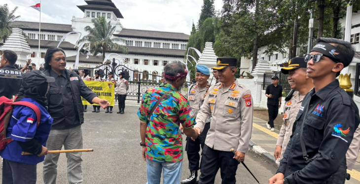Kapolrestabes Bandung Pimpin Pengamanan Unjuk Rasa Buruh di Depan Gedung Sate