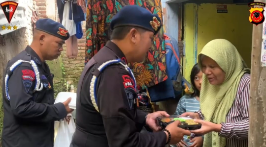 Brimob Polda Jabar Gelar Jumat Berkah di Jatinangor dan Rancaekek