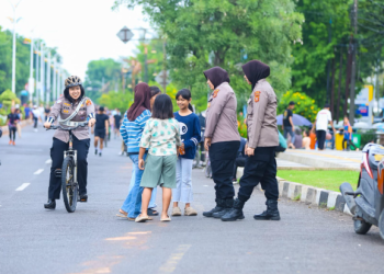 Polwan Polres Karawang Gelar Patroli Dialogis dan Pemeriksaan Kesehatan Gratis di Car Free Day