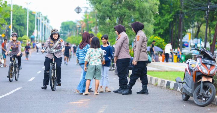 Polwan Polres Karawang Gelar Patroli Dialogis dan Pemeriksaan Kesehatan Gratis di Car Free Day
