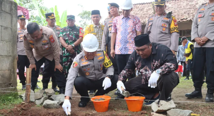 Polres Subang Mulai Program Rehab Rumah Tidak Layak Huni di Desa Kadawung