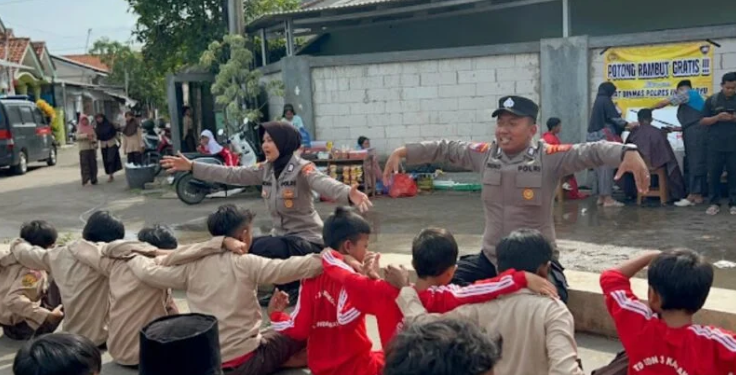 Polres Indramayu Gelar Potong Rambut Gratis untuk Pelajar Kurang Mampu dalam Program Jumat Berkah