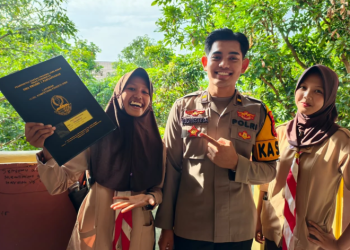 Polisi Pangandaran Dampingi Siswi Ambil Rapor, Bukti Kepedulian Terhadap Pendidikan