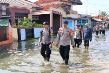 Brimob Jabar Siaga Banjir Rob di Indramayu, Pantau Kondisi dan Imbau Warga Waspada