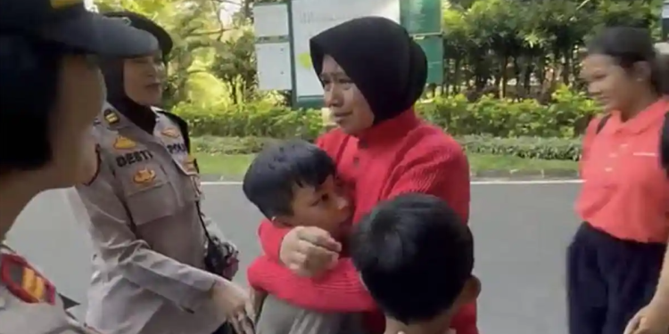 Kesigapan Polisi Bogor Kota: Bocah 9 Tahun yang Sempat Hilang di Area Tugu Kujang Berhasil Ditemukan Kembali!