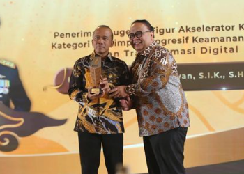 Kapolda Jabar Irjen Pol Rudi Setiawan Sabet Penghargaan Tokoh Transformasi Keamanan Digital di detikJabar Awards 2025