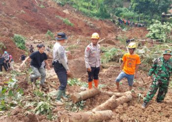 Brimob Jabar Tanpa Lelah Sisir Longsor Arjasari, Bersama Tim Gabungan Cari Korban Hilang