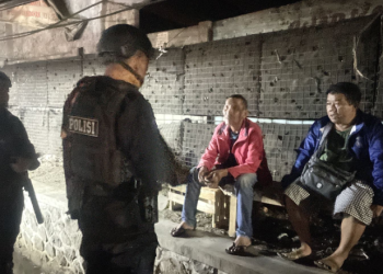Brimob Polda Jabar dan Polres Cimahi Gelar Patroli Dialogis Jaga Kamtibmas Malam Akhir Pekan