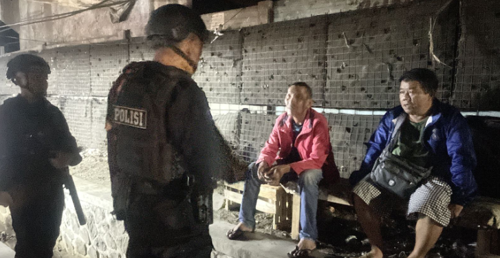 Brimob Polda Jabar dan Polres Cimahi Gelar Patroli Dialogis Jaga Kamtibmas Malam Akhir Pekan